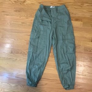 Abercrombie baggy cargo pants in army green size small worn once